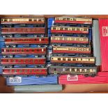 14 Hornby Dublo coaches 5x D3 (G-BG), 4x D11 (two in T Cooper boxes) (FG-BFG), D20 (G-BG), D21 (G-