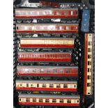 Tray of mixed unboxed Hornby Dublo including 8 coaches 2x D3, 1x D11, 2x D12 and 3 other (PFG), 21