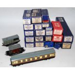 Hornby Dublo rolling stock, 3x D21 BR(W) tinplate coaches with 21 wagons, some with metal wheels,