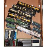 Tray containing collection unboxed Triang and Hornby items: Flying Scotsman LNER green two