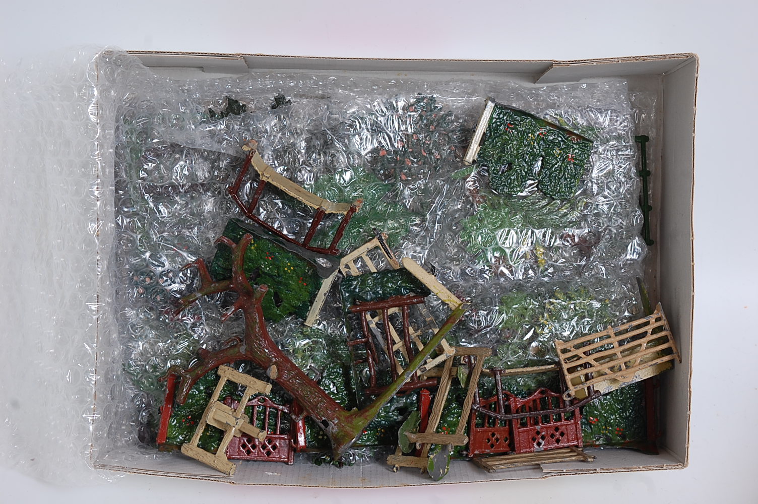 One tray containing a quantity of various Britains garden series, miniatures and accessories to