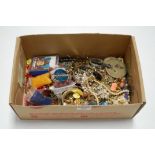 A box of miscellaneous costume jewellery to include agate brooch, various bracelets and chains etc