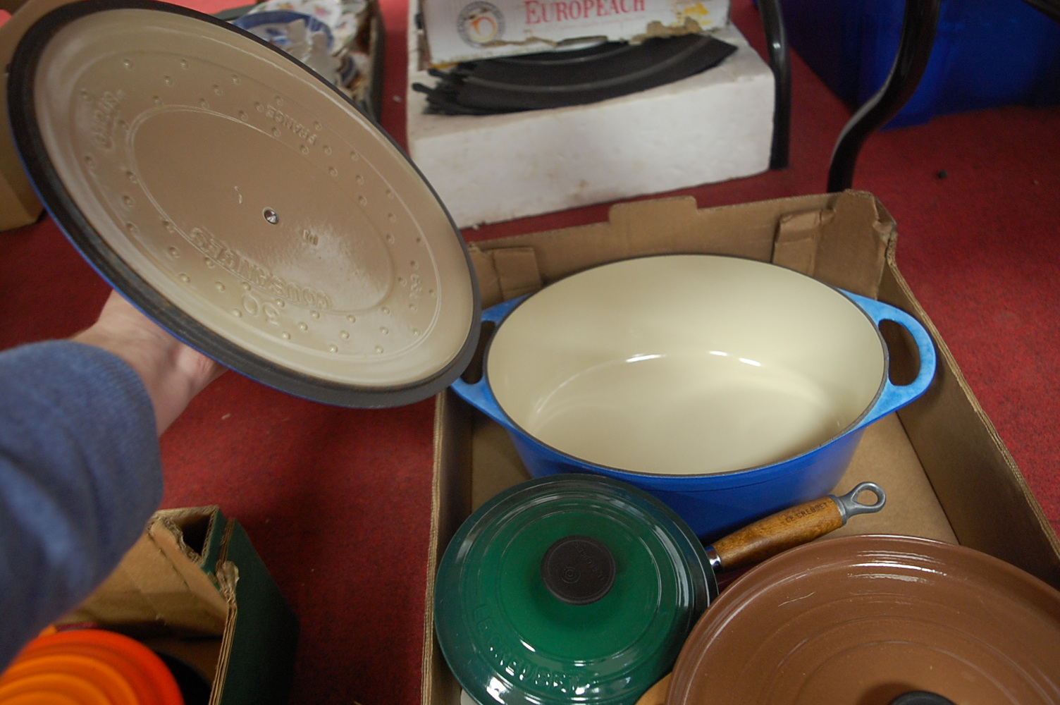 Two boxes of Le Creuset oven wares to include oven dishes, saucepans etc - Image 6 of 6