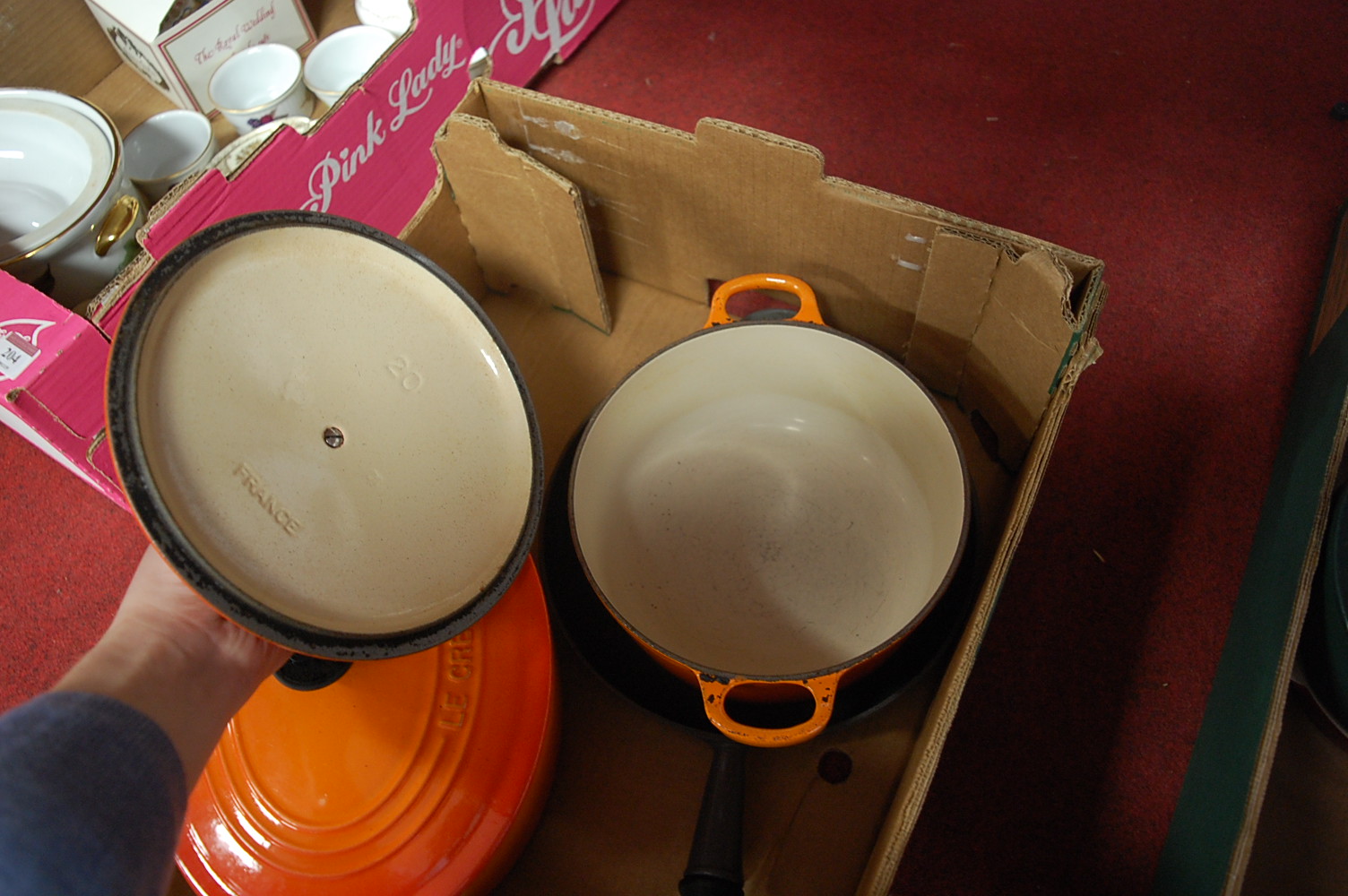 Two boxes of Le Creuset oven wares to include oven dishes, saucepans etc - Image 3 of 6