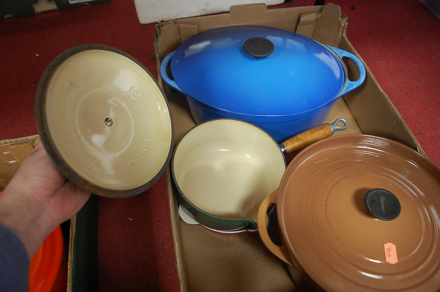 Two boxes of Le Creuset oven wares to include oven dishes, saucepans etc - Image 5 of 6