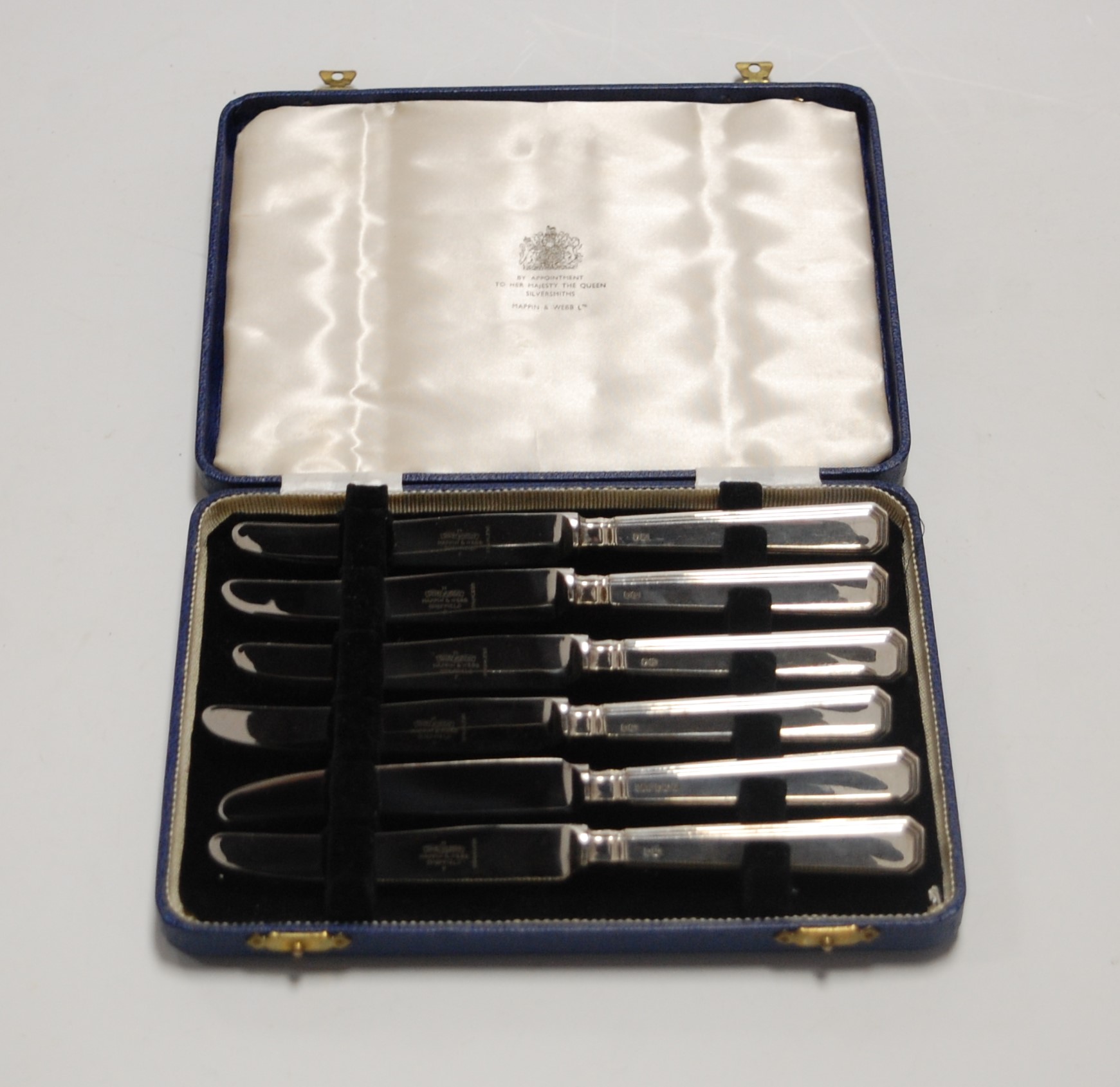 A cased set of six silver handled tea knives in Mappin & Webb case