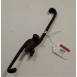 An iron swinging monkey figure, 21cm