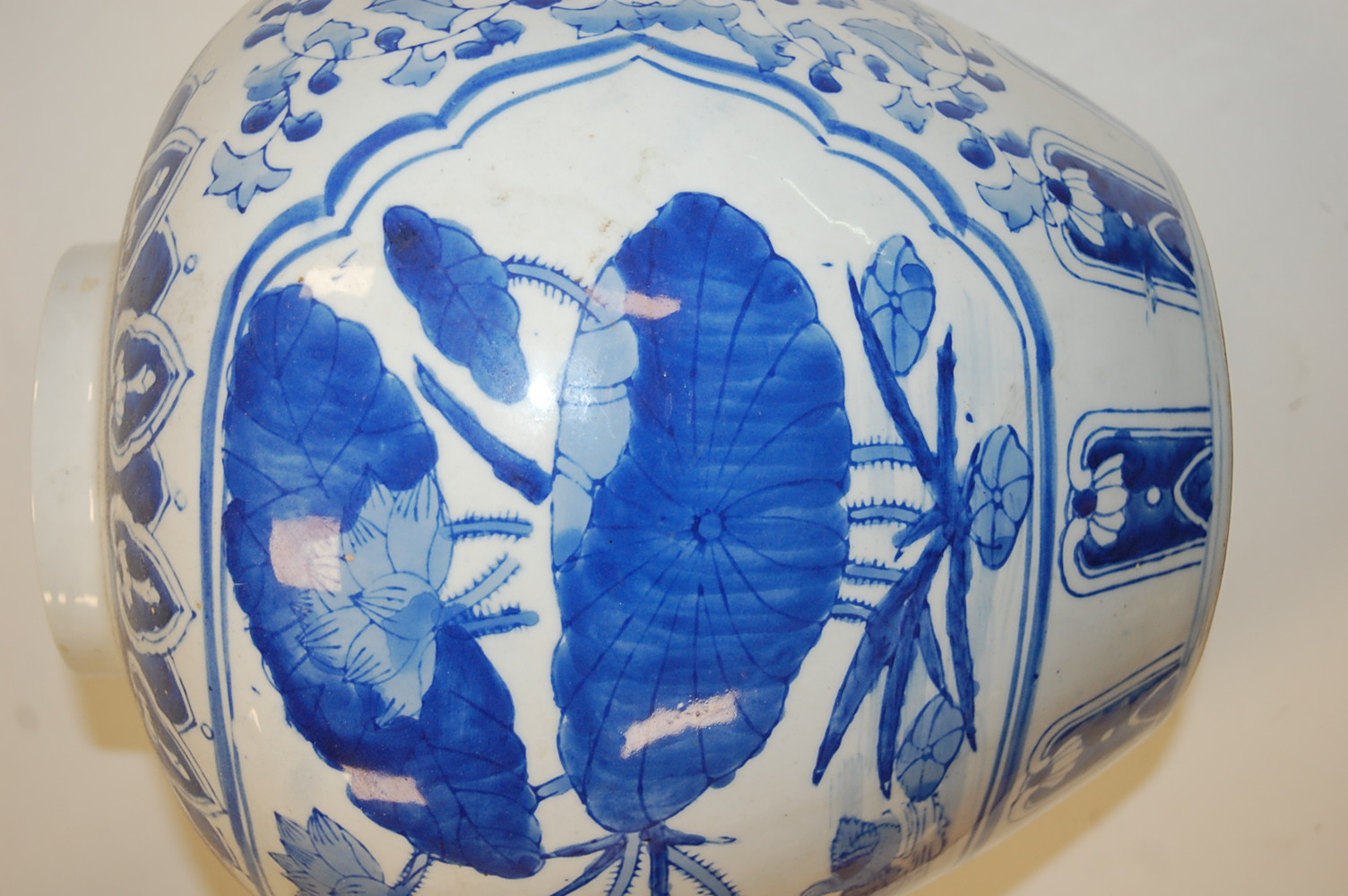 A large blue & white vase of squat circular form decorated with birds amongst foliage, height 29cm - Image 4 of 4