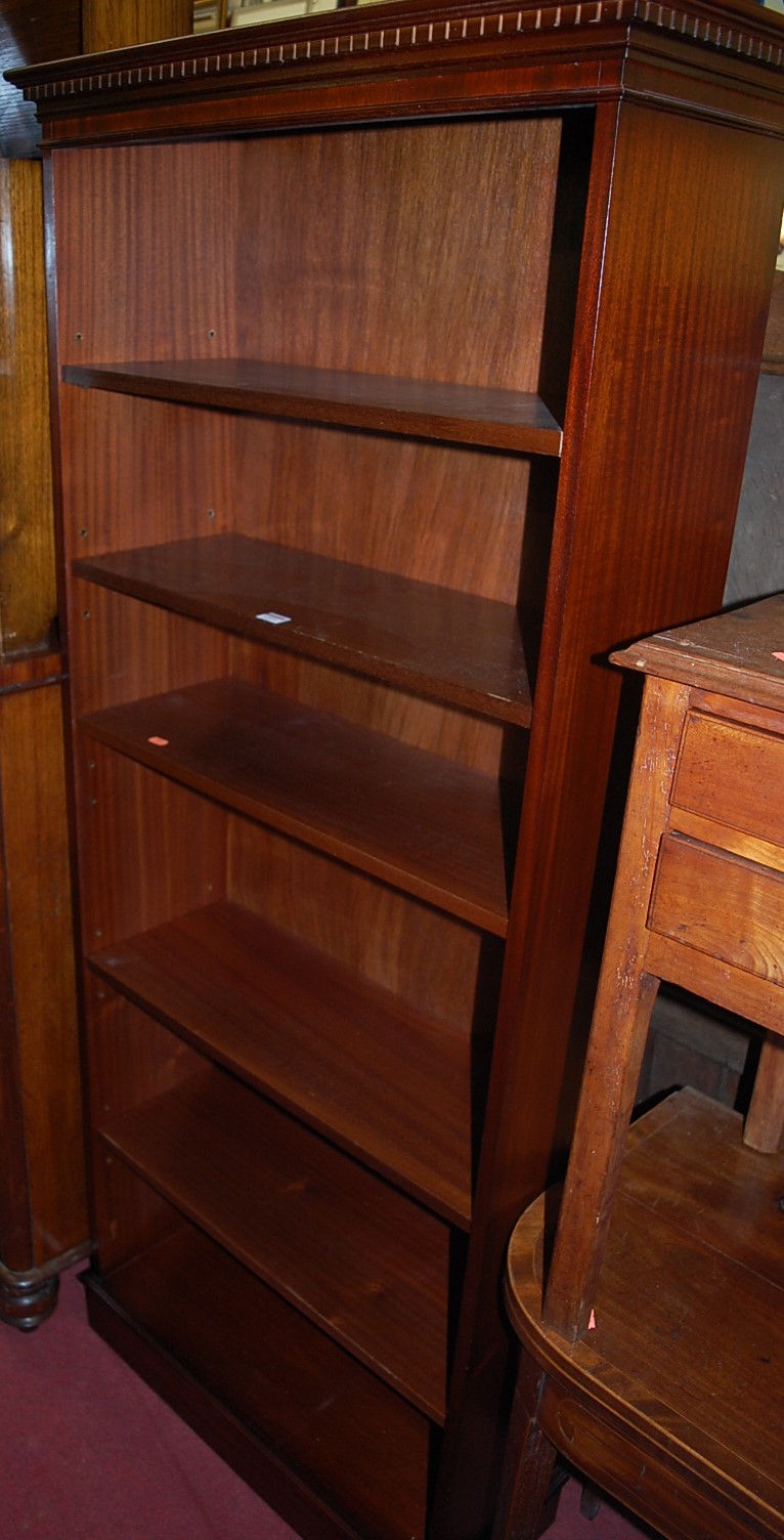 A reproduction mahogany freestanding open booksehlf, width 78.5cm