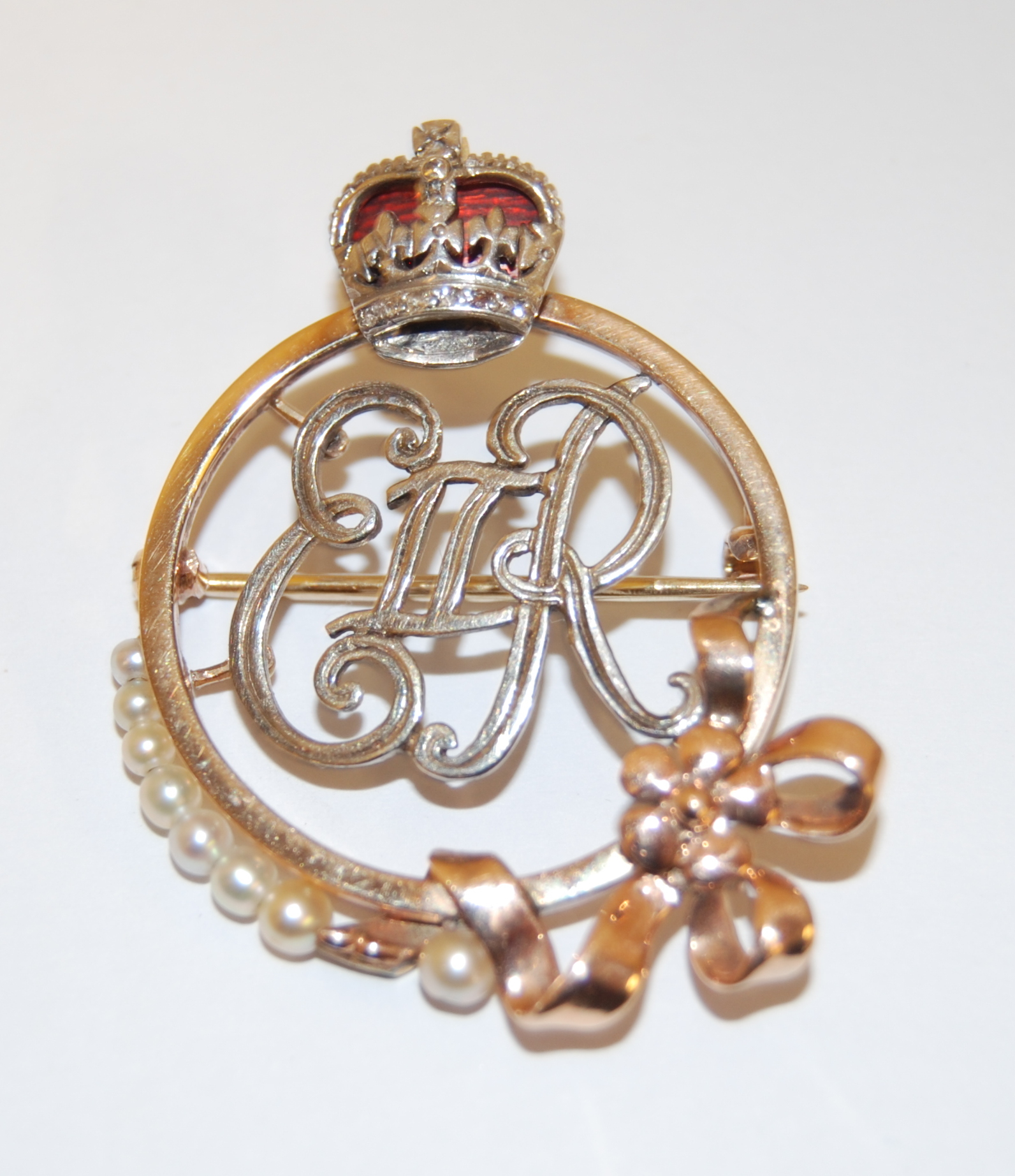 A yellow and white metal Elizabeth II Royal monogram brooch, of circular form with ERII initials - Image 4 of 7