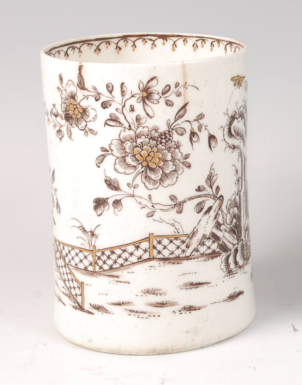 A Lowestoft porcelain tankard, circa 1770, with black pencil sepia and gilt highlighted decoration - Image 2 of 3