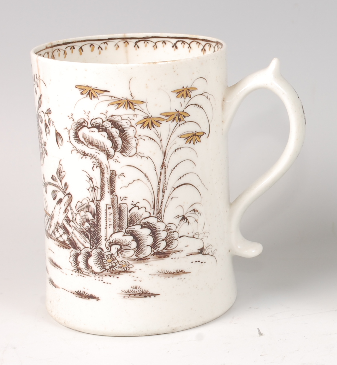 A Lowestoft porcelain tankard, circa 1770, with black pencil sepia and gilt highlighted decoration - Image 3 of 3