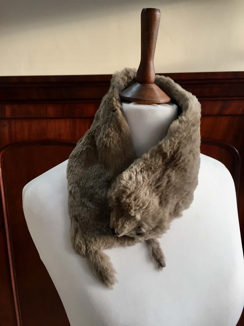 A mid 20th Century lady's mink stole, together with one other faux mink collar - Image 3 of 3