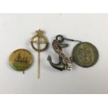 Sundry items of Naval insignia including a Georgian Royal Navy officer's tunic button (a/f)