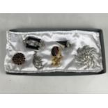 Vintage costume jewellery brooches, including one of Art Deco style