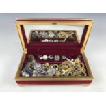 A vintage jewellery casket containing a quantity of costume jewellery, to include paste rings,