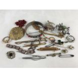 Sundry items of vintage costume jewellery