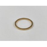 A Victorian 22ct gold wedding band, having engraved decoration, 1.8g