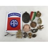 Sundry military badges, an Italian Schools Abroad medal, US Airborne enamel plaque and a medallion