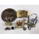 Sundry military collectables including a reproduction Great War Memorial Plaque