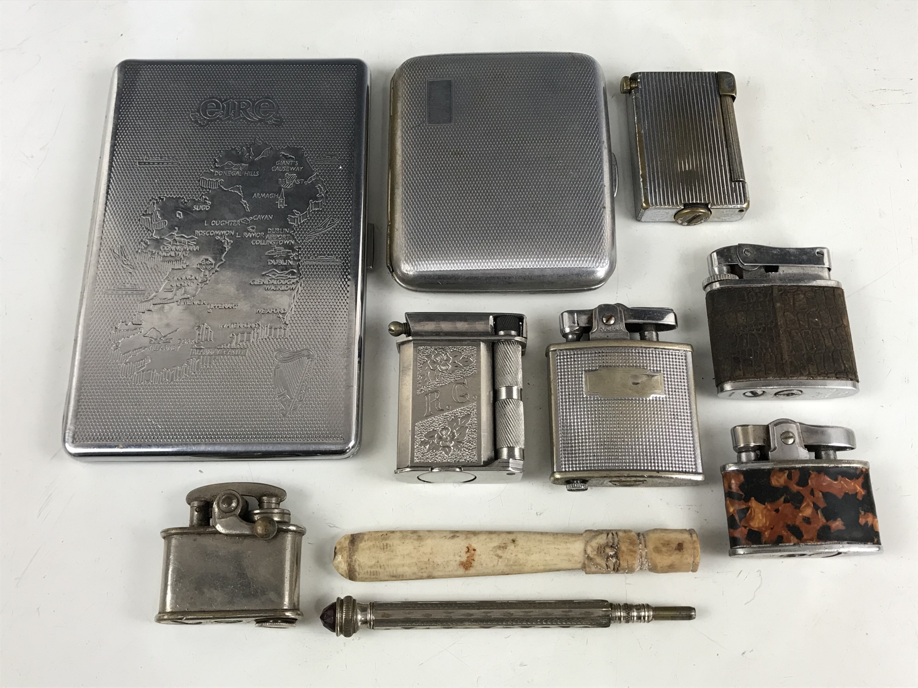 Sundry vintage cigarette cases, and a lighter etc