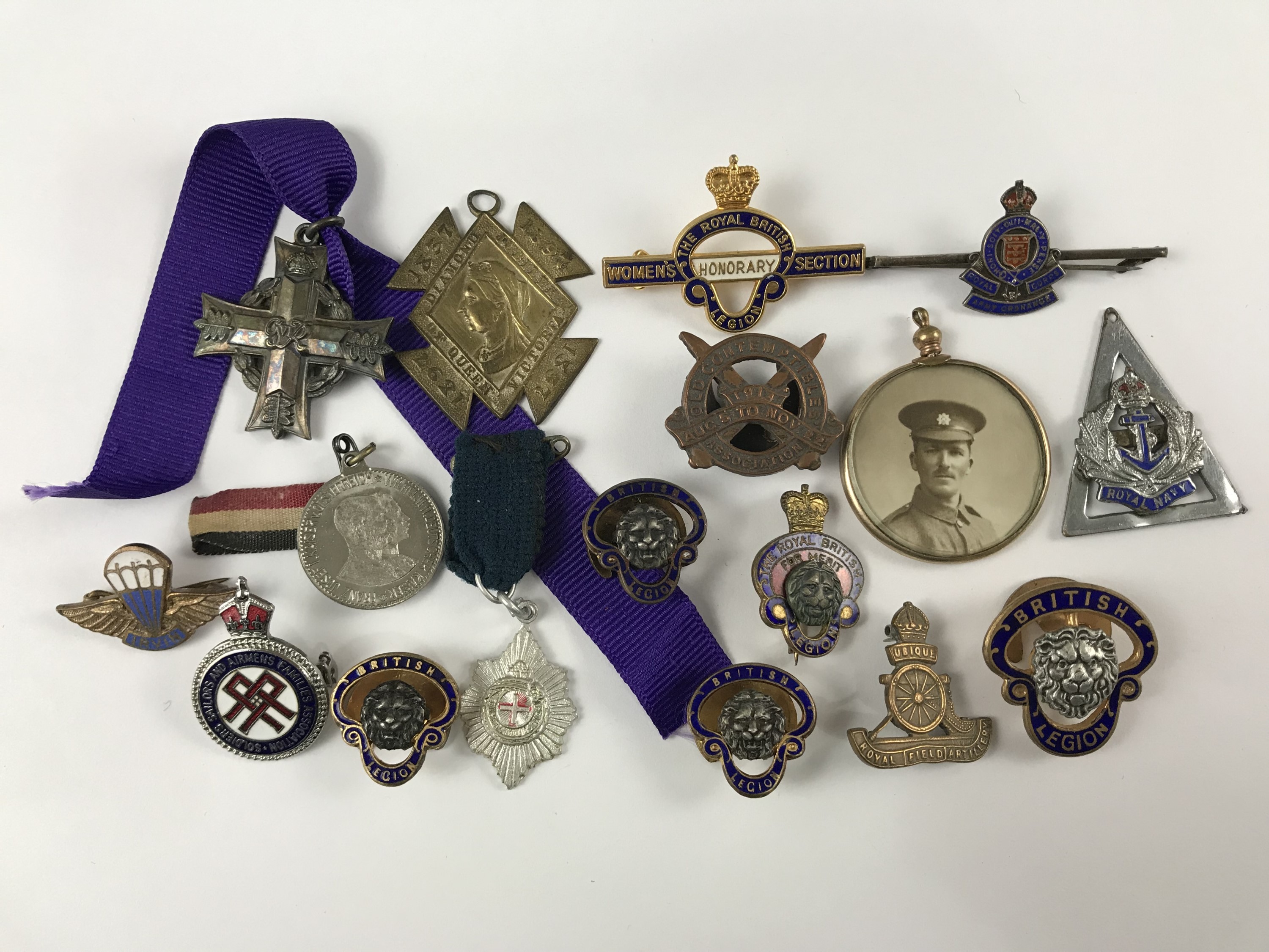 Sundry military and other badges and medals including a New Zealand Memorial Cross, Old