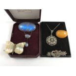 Early 20th century costume jewellery, including a butterscotch amber nodule brooch, 2.5g, a