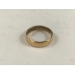 An 18ct gold wedding band, having an engraved dedication to the interior, 3.4g