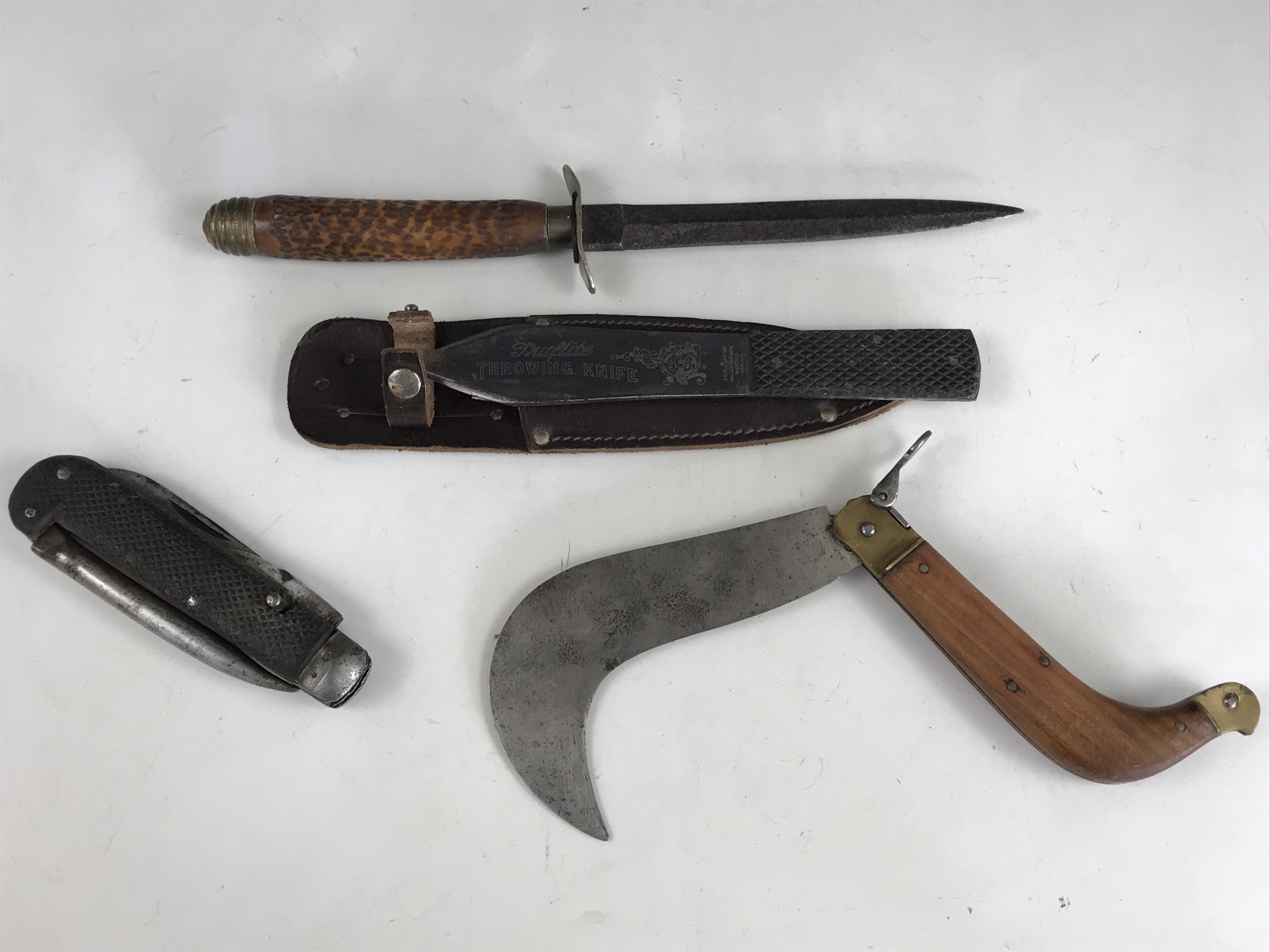 A vintage pruning knife, military style jack / clasp knife etc