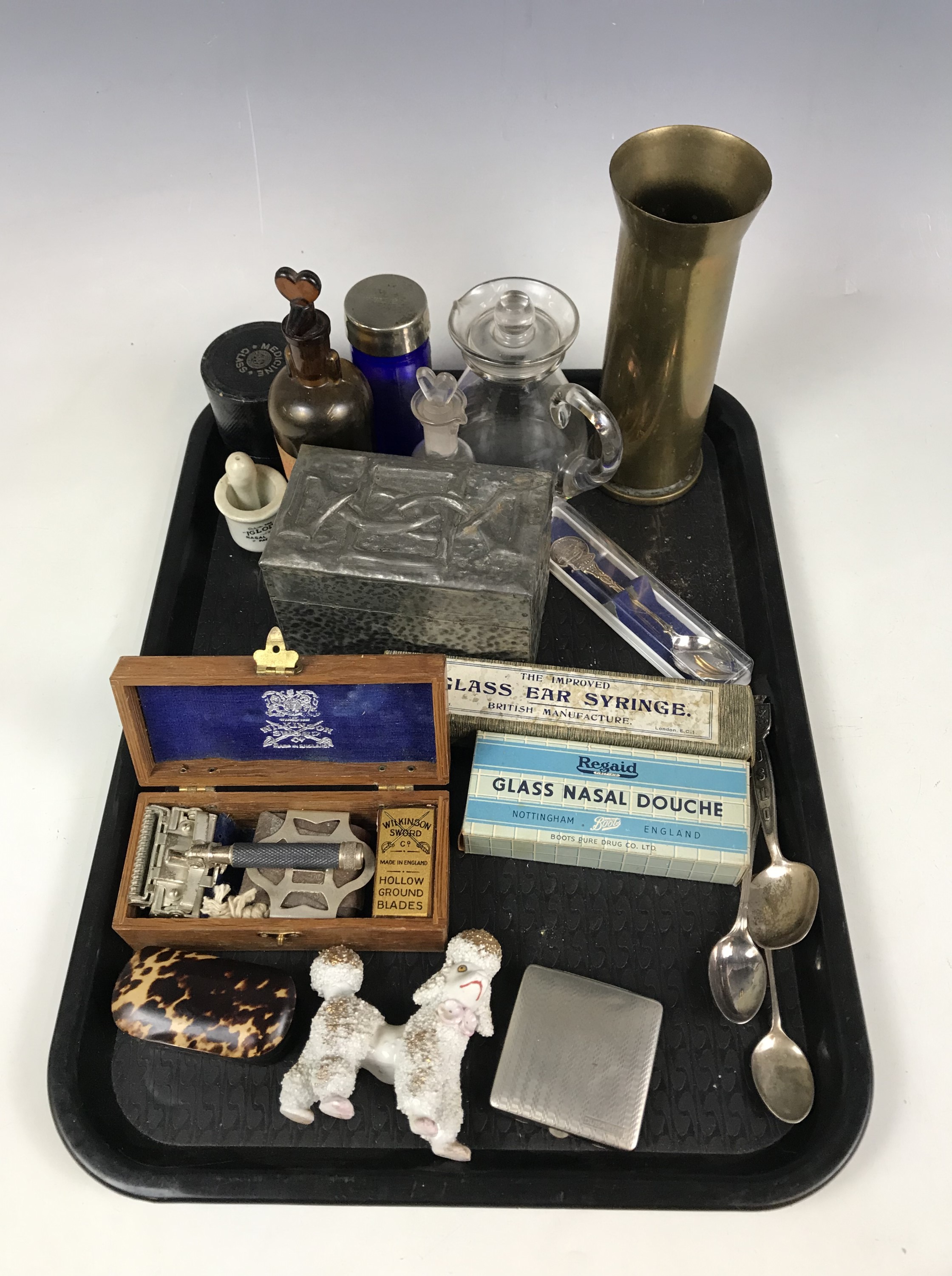 Sundry collectors' items including a trench art vase, a Georgian snuff box (hinge a/f), a boxed