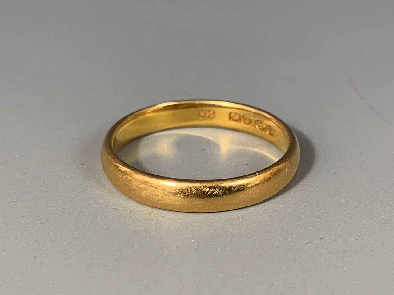 A Victorian 22ct gold wedding band, 3.9g