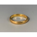 A Victorian 22ct gold wedding band, 3.9g