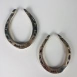 A pair of Elizabeth II silver novelty napkin rings in the form of horseshoes, H Hunt, Sheffield,