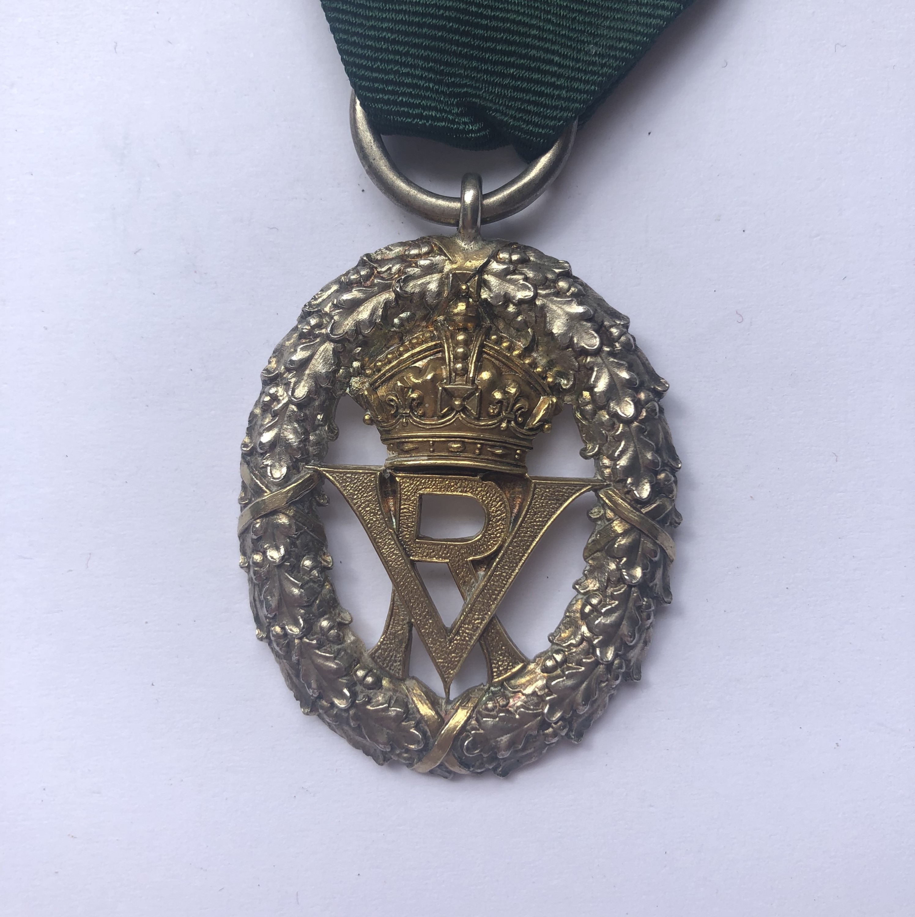 A Victorian Volunteer Officer's Decoration, Garrard, London, 1892, in Garrard fitted case - Image 2 of 3