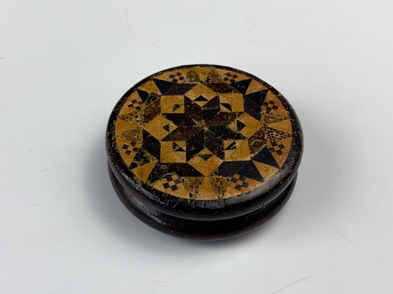 A late 19th century Mauchline Ware snuff box in the manner of Thomas Barton, 4.5 cm diameter - Image 2 of 2