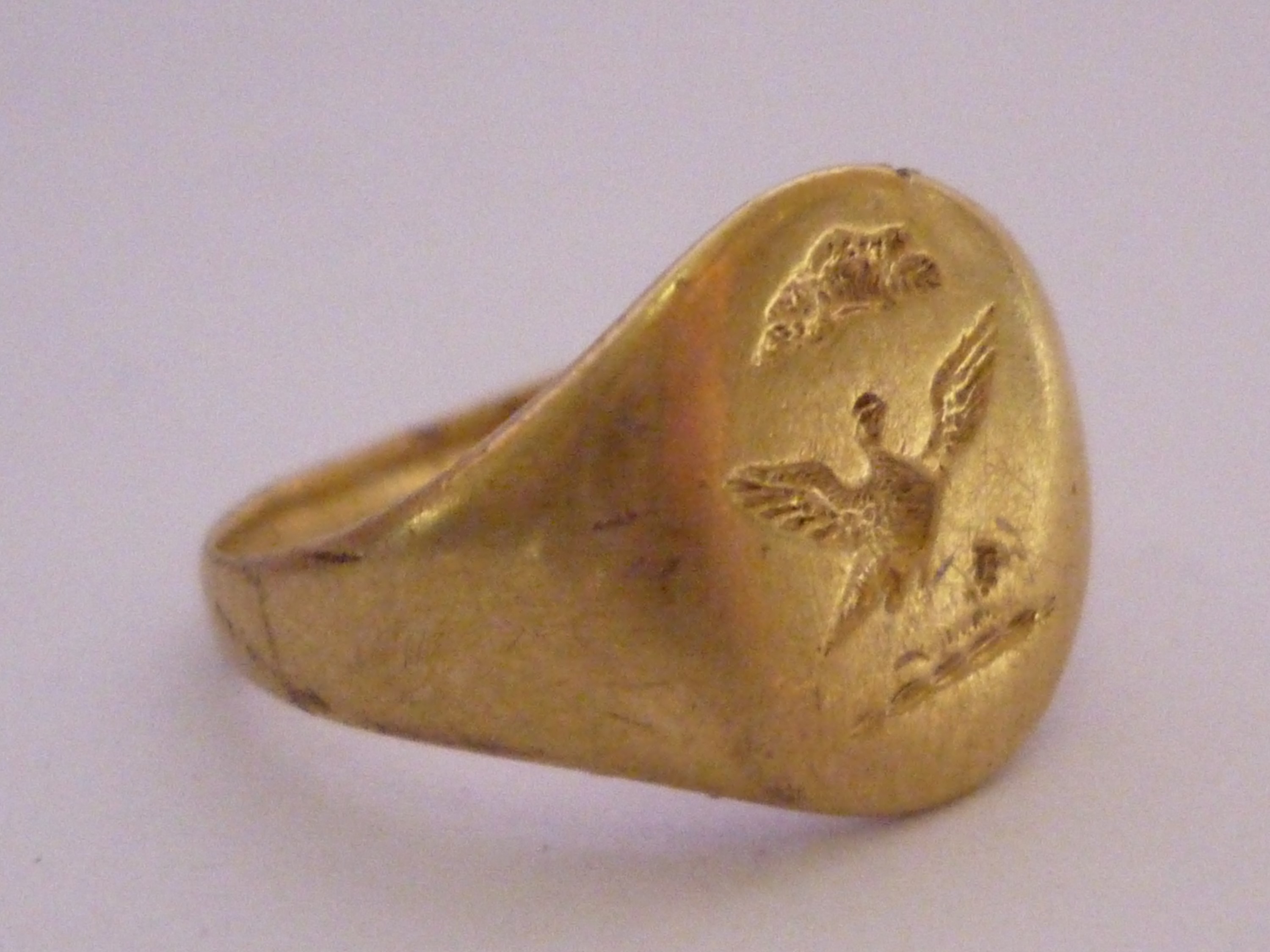 A gentleman's antique 18ct gold signet ring, the face intaglio-engraved with an armorial crest, 5. - Image 2 of 2