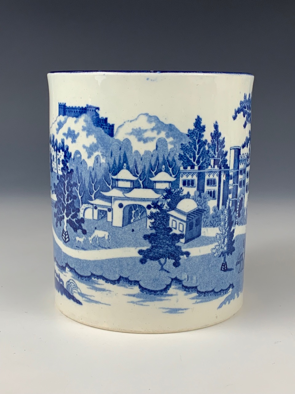 An early 19th century blue and white transfer-printed pearlware tankard, depicting an oriental - Image 2 of 4