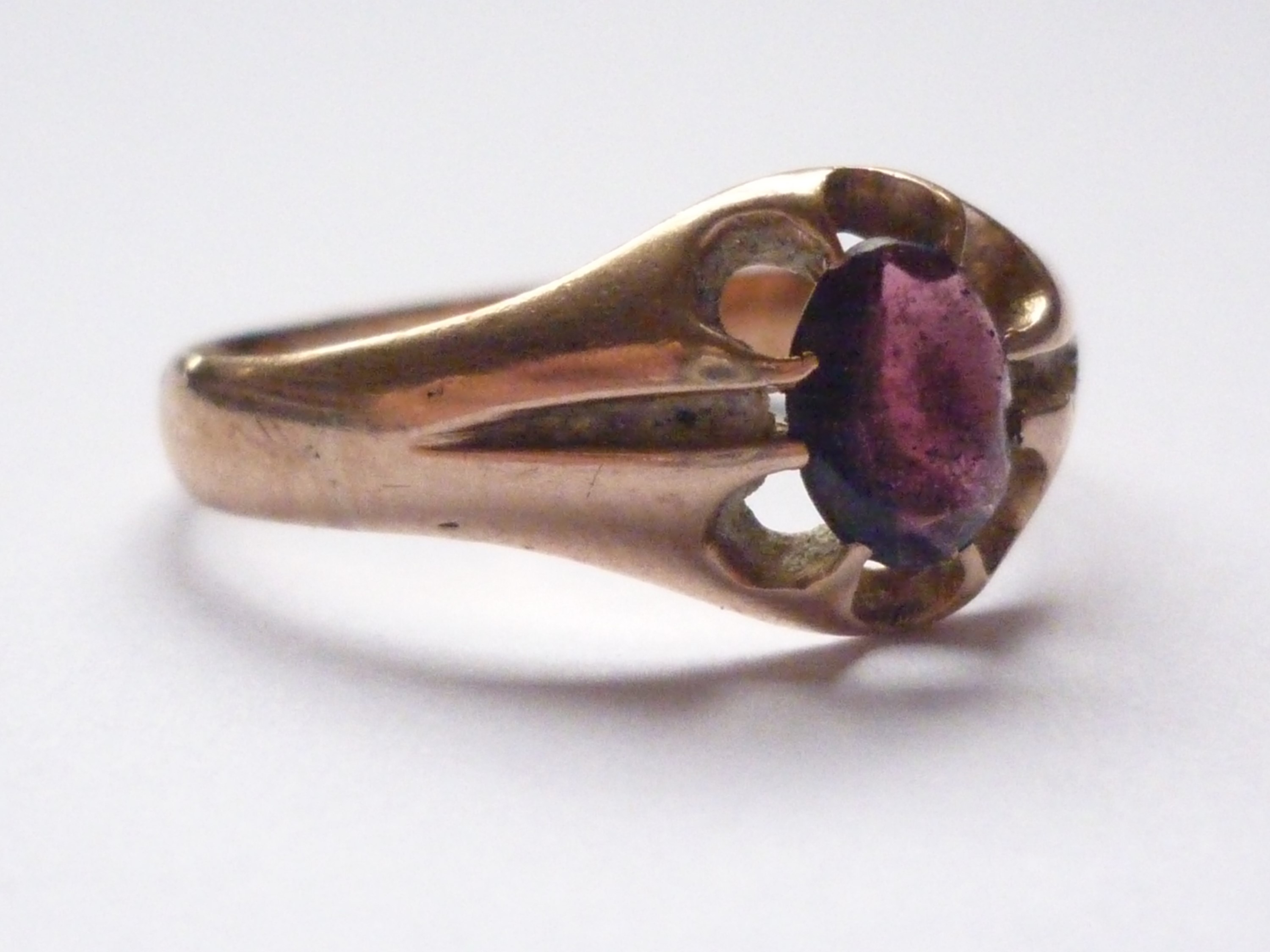 An antique 9ct gold and almandine garnet dress ring, the oval-cut and claw-set garnet of - Image 2 of 2