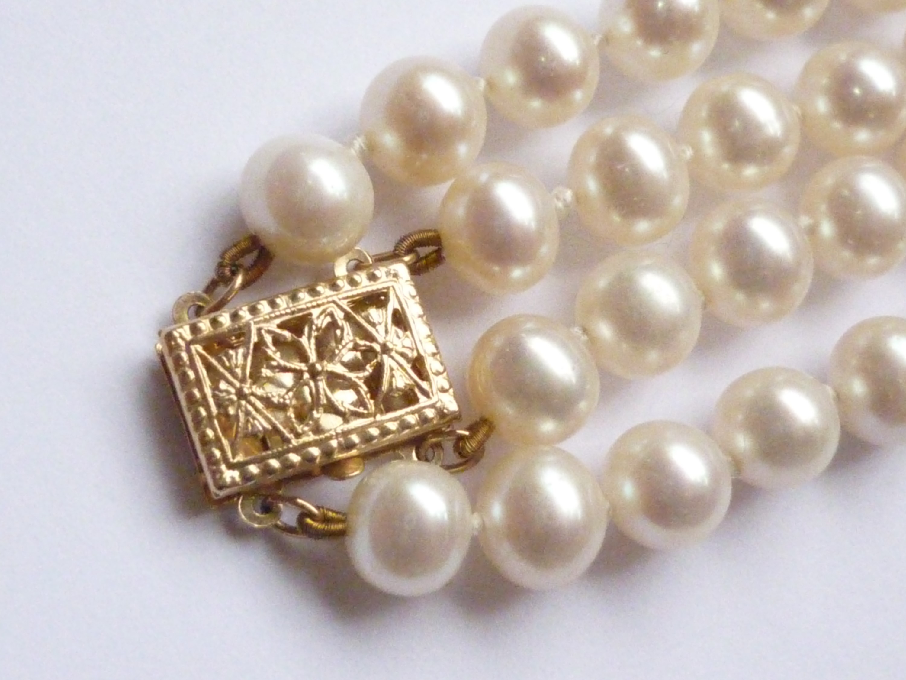 A two-strand necklace of cultured freshwater pearls, of uniform size, falling in a tiered - Image 2 of 2