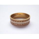 A vintage 18ct gold wedding ring, the face centrally engraved with a bark-effect band, flanked by
