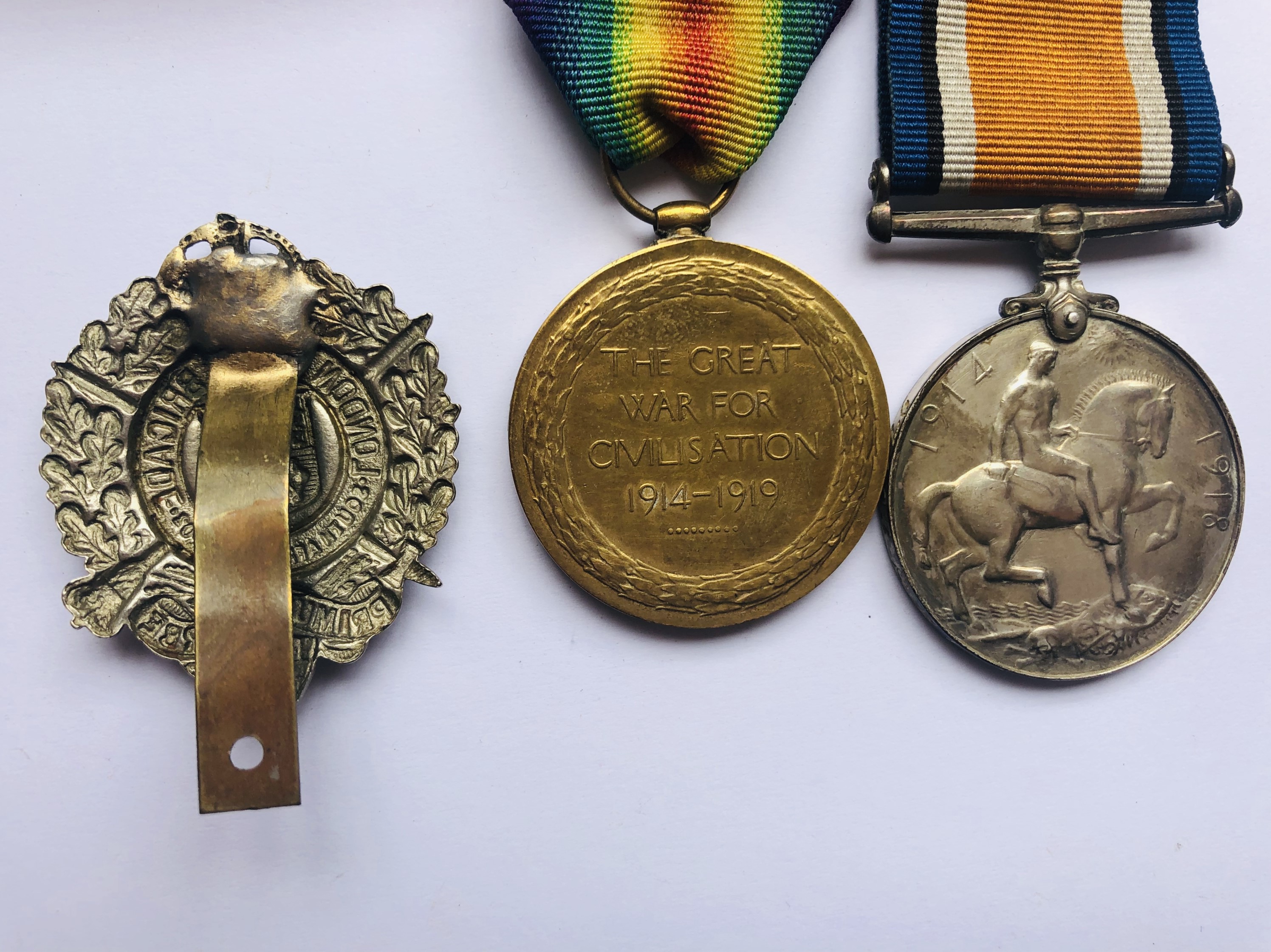 British War and Victory Medals [engraved] to 97693 Rflm C E Austin Rfl Bgd, with cap badge - Image 2 of 3