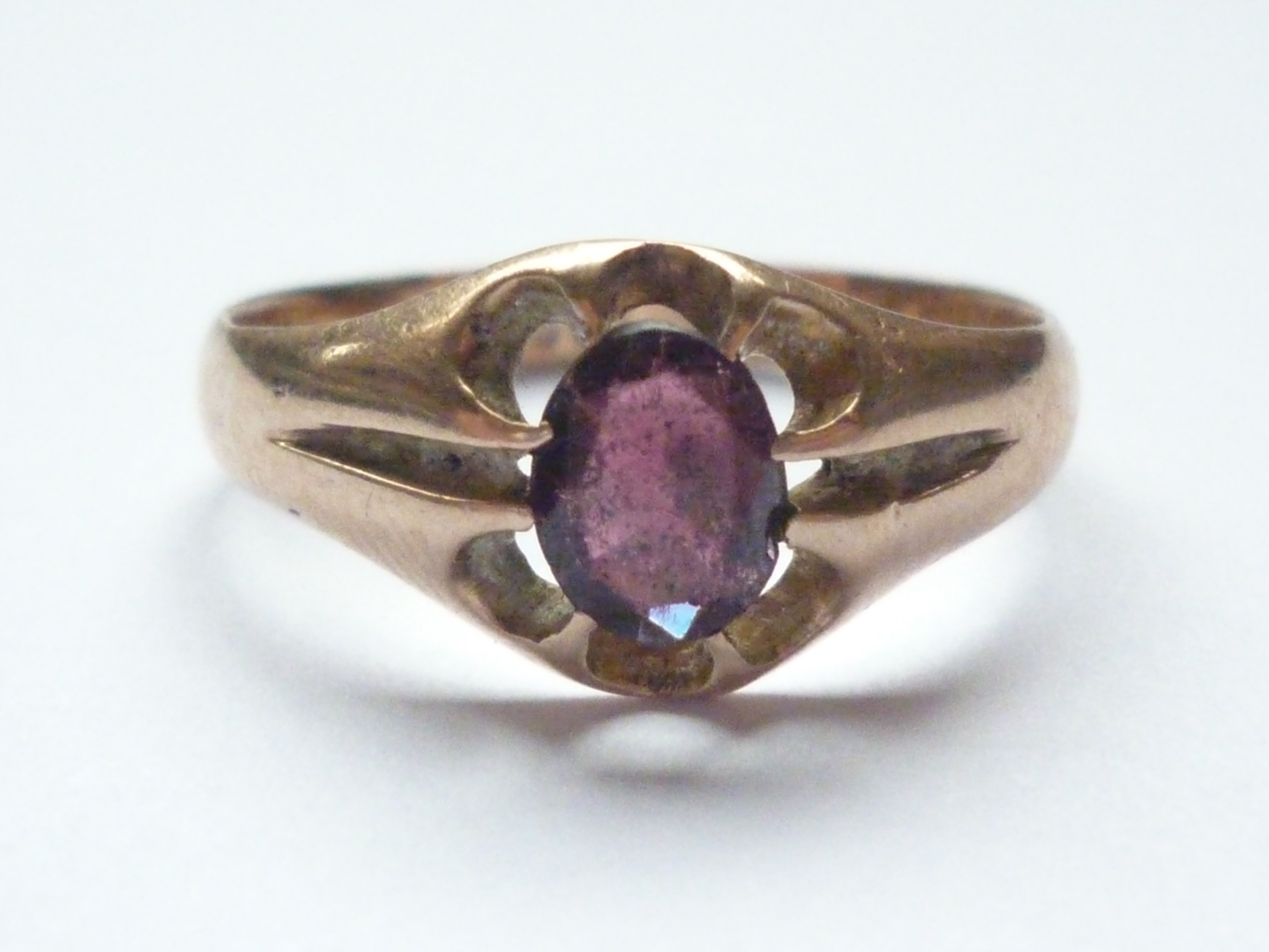 An antique 9ct gold and almandine garnet dress ring, the oval-cut and claw-set garnet of