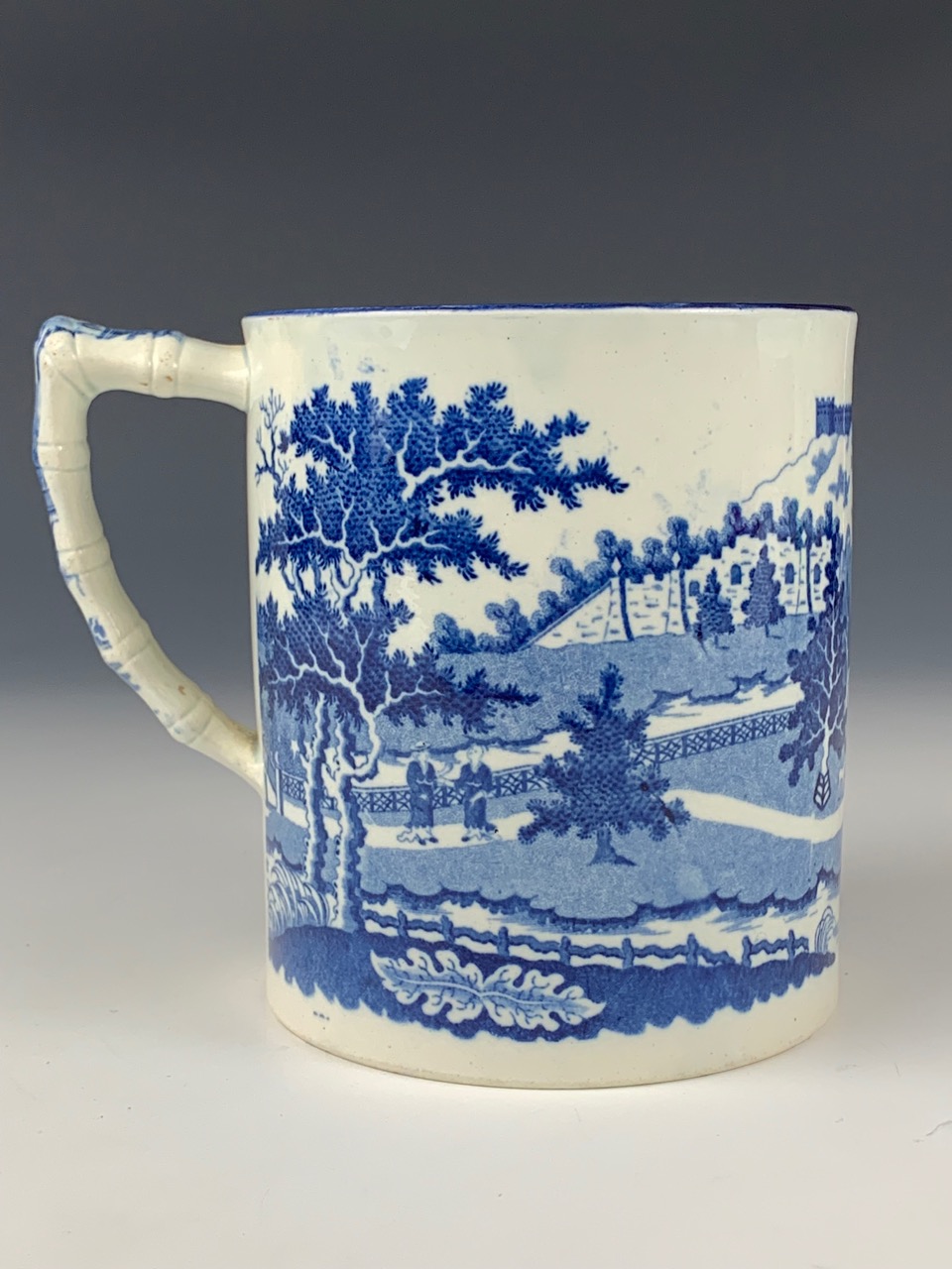 An early 19th century blue and white transfer-printed pearlware tankard, depicting an oriental - Image 3 of 4