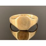 A 1930s lady's 9ct gold signet ring, with engraved monogram, 1.4g