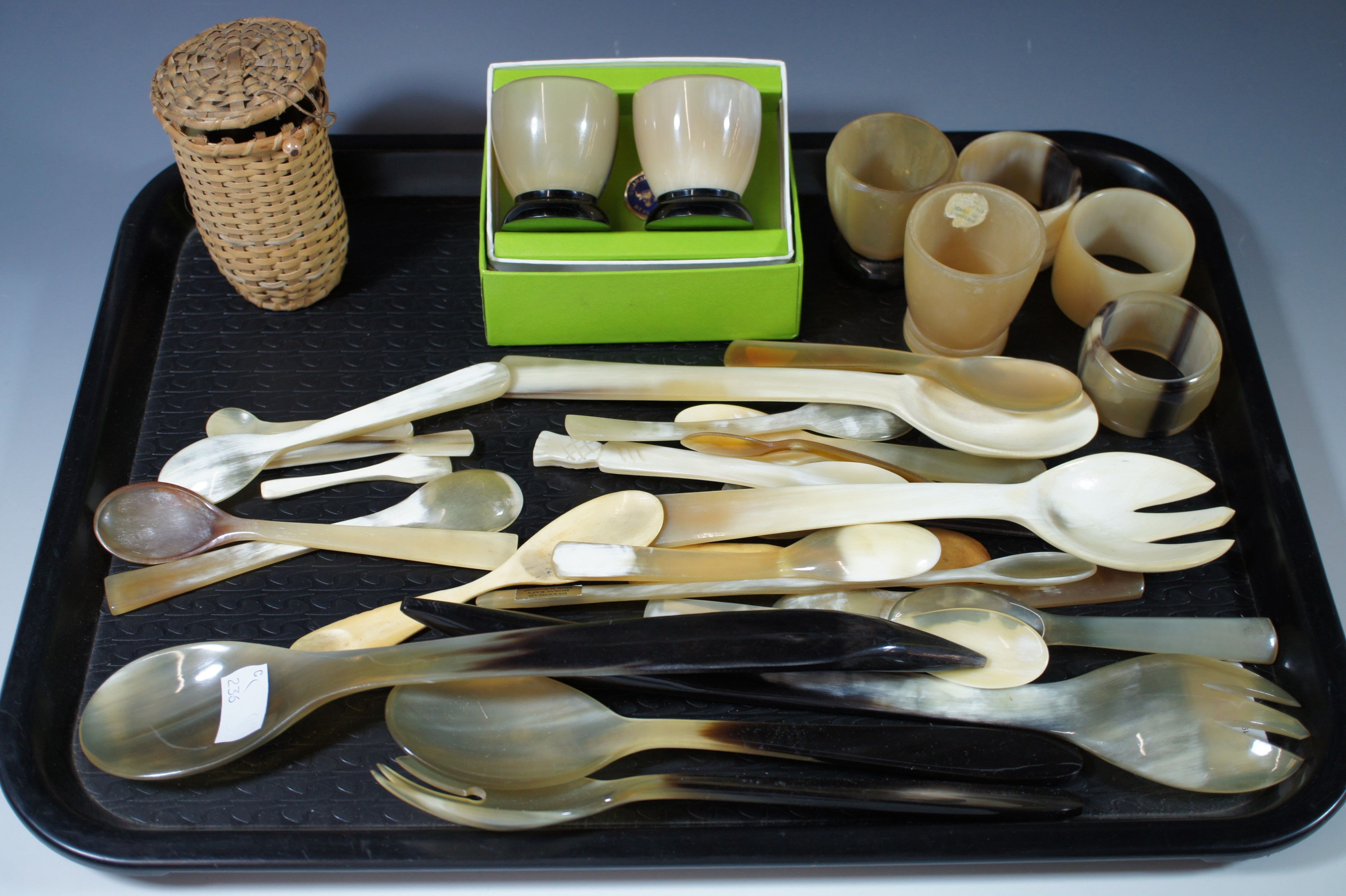 A quantity of horn spoons etc.