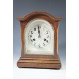 A oak mantle clock, 29 cm