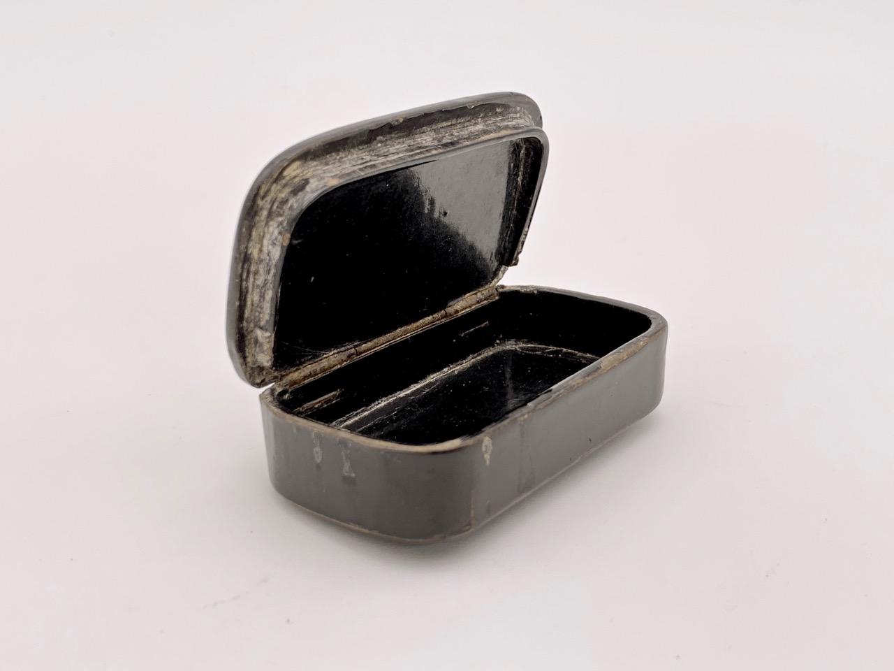 A Victorian pewter inlaid lacquered snuff box - Image 3 of 3