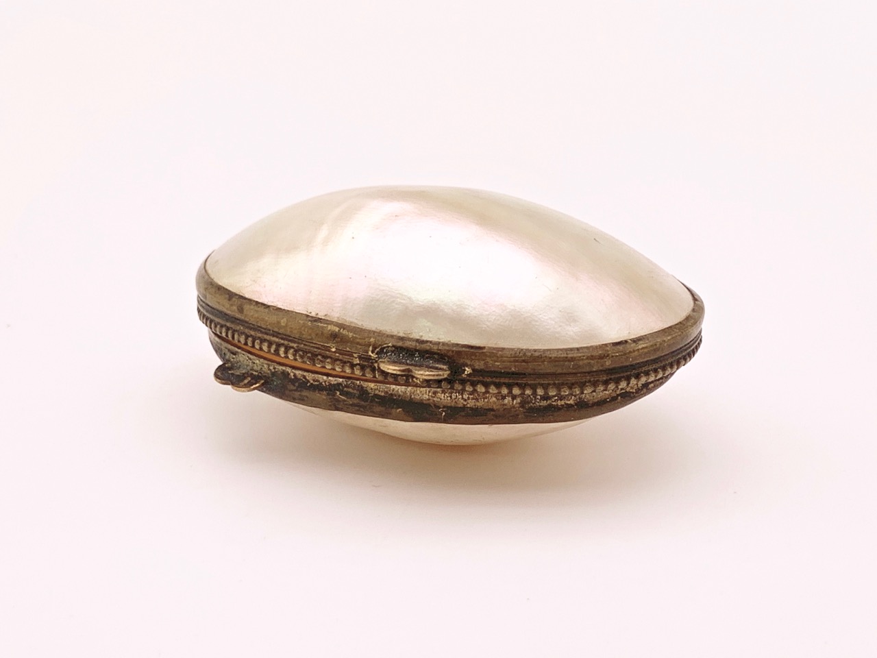 A Victorian shell coin purse, 5.5 x 4 cm - Image 2 of 2
