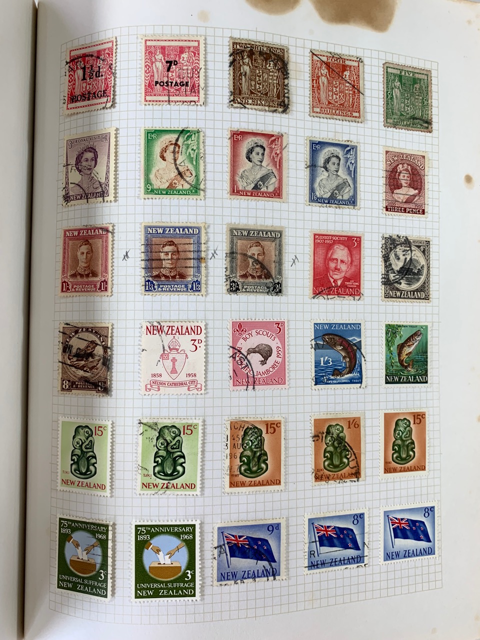 A vintage Stanley Gibbons "The Senator" stamp album containing an accumulation of QEII - Image 9 of 9