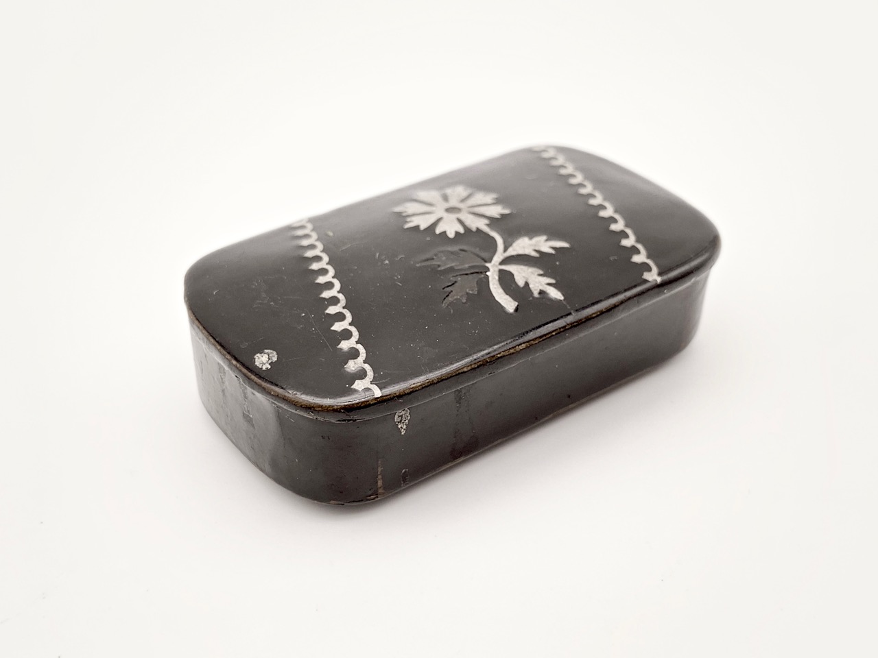 A Victorian pewter inlaid lacquered snuff box - Image 2 of 3